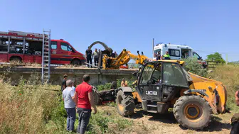 İnegöl’de traktör dereye uçtu Muhtarın kepçesi hayat kurtardı