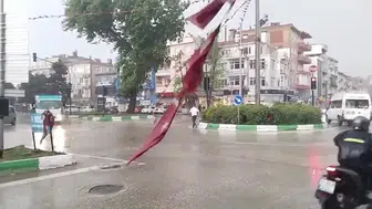 Bursa Yenişehir'de sağanak vurdu vatandaş bayrağı kurtardı