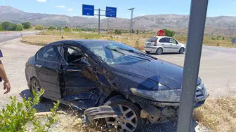 Malatya yolunda iki otomobil kavşakta çarpıştı