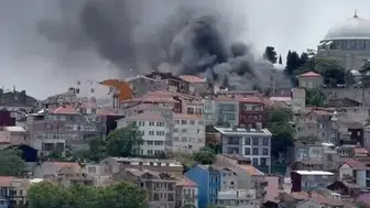 Fatih’te binada başlayan yangın sokağa taştı