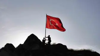 Sivas Hevük Kalesi’nde bayrak yenileme mesaisi