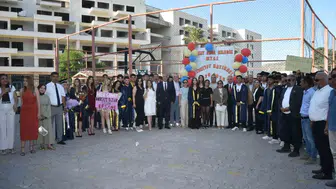 Antakya’da lise mezuniyetinde diplomalar havaya kalktı
