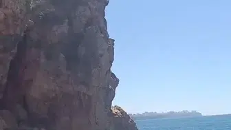 Antalya falezlerinde tehlikeli atlayış az kalsın canından ediyordu