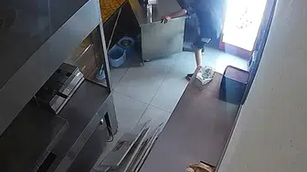 Edirne’de gece yarısı dükkan soyan iki çocuk kamerada