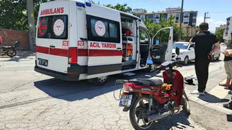 Bafra’da ani fren yapan motosikletli otomobile çarptı