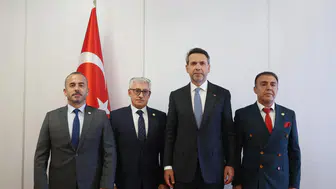 Bakan Bayraktar Romanya’daki Türk vatandaşlarıyla buluştu