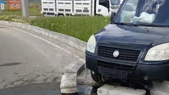 Bolu’da sürücünün kontrolünü kaybettiği araç refüje çarparak durabildi