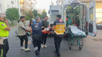 Manavgat'ta kavşak kazası Motosikletli sürücü yola savruldu