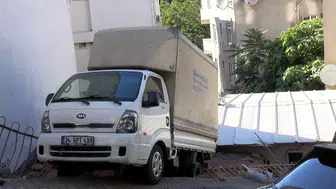 Kağıthane'de kontrolden çıkan kamyonet çatının üzerine uçtu