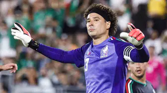 Efsane kaleci Guillermo Ochoa eldivenlerini asıyor