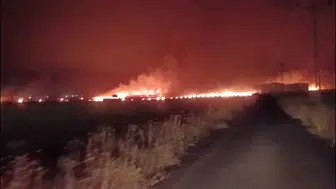 Silopi’de dev anız yangını 300 dönümlük araziyi yok etti