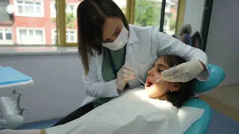 Süt dişlerini ihmal etmek çocuğunuzun okul başarısını düşürüyor