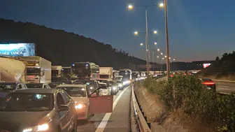 Kuzey Marmara Otoyolu trafiğini tabela kazası kilitledi