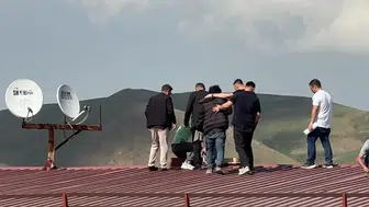 İntiharkolik lakaplı şahıs Yüksekova’da 241’inci kez çatıya çıktı
