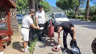 Edremitli öğrenciler kampüslerini temizlemek için sahaya indi
