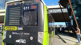 Tuzla’da otobüs kazası Ani fren yapan araca beton pompası çarptı