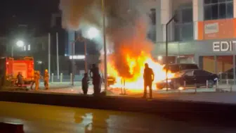 Bakırköy’de lüks araç galerisi önünde gece yarısı yangın çıktı