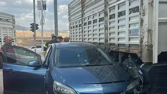 Siirt yolunda otomobil tırın deposuna çarptı