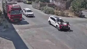 İzmir'de karne günü kazası 15 yaşındaki sürücü motosikletliyi ağır yaraladı