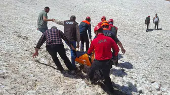 Hakkari’de dağda mahsur kalan vatandaşı helikopterle kurtardılar