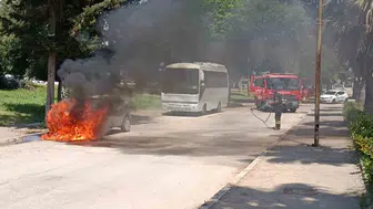 Adana’da park halindeki otomobil patlamalarla kül oldu