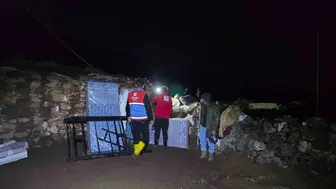 Diyadin’de sel vuran evlere gece yarısı yardım eli uzandı