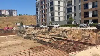 Bursa'da inşaat yanındaki sitenin istinat duvarı büyük gürültüyle yıkıldı