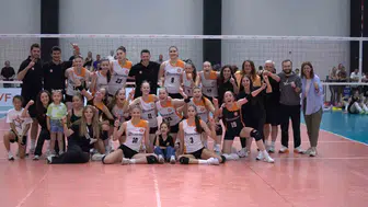 Eczacıbaşı yıldızları voleybolda rakiplerini devirip üçüncü kez zirveye yerleşti