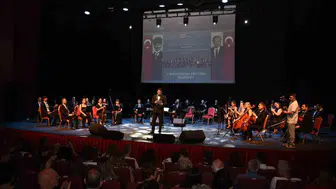 Sahnedeki öğretmenler Yeşilçam rüzgarı estirdi