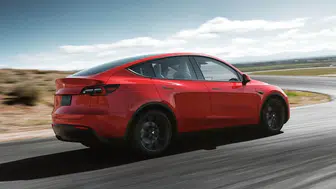 Tesla eski araçlara yeni sürüş yetenekleri getiren güncellemeyi başlattı