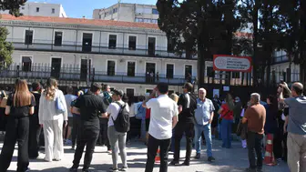 İzmir'de AYT maratonu başladı; veliler okul kapılarında bekliyor