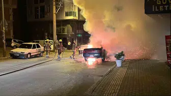 Gece yarısı yanan otomobil mahalleyi ayağa kaldırdı