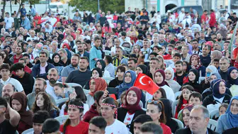 İzmir Konak Meydanı milli maçla ayağa kalktı