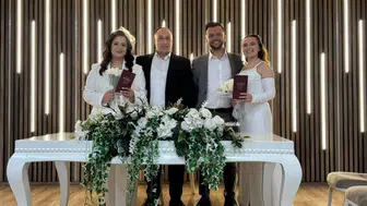 Çocukluk arkadaşları hayatlarını aynı gün birleştirdi