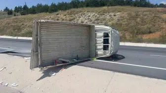 Afyonkarahisar yolunda tuğla taşıyan kamyonet devrildi