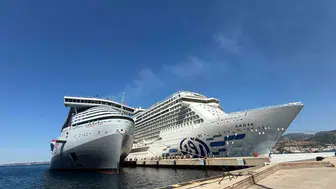 Bodrum limanına iki dev gemiyle binlerce turist akın etti