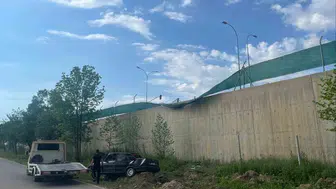 Bilecik'te kontrolden çıkan araç askeri birliğin bahçesine çakıldı