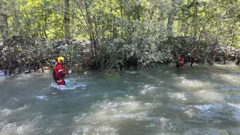 Artvin’de dereye uçan kamyondaki baba ve oğul aranıyor