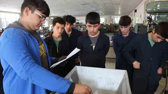 Kozanlı öğrencilerden kendi atıklarını dönüştüren yerli makine
