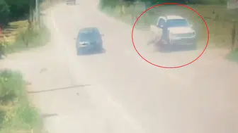İnegöl yolunda tehlikeli sollama Motosikletli genç ağır yaralandı