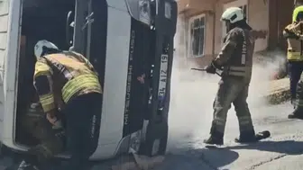 Sultangazi'de freni patlayan kamyonet park halindeki arabanın üzerine devrildi
