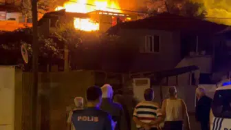 Gaziosmanpaşa'da gece yarısı çıkan yangın üç evi küle çevirdi