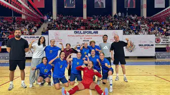 Asiye Ağaoğlu’nun kızları futsalda üst üste üçüncü kez zirvede