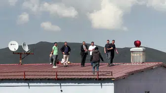 Yüksekova’da çatıdaki genç belediye başkanının müdahalesiyle kurtarıldı