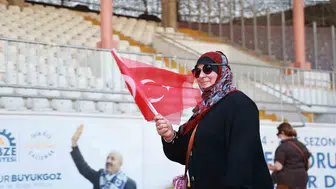 Gebzeli kadınlar sağlıklı yaşam için stadyumda bir araya geldi
