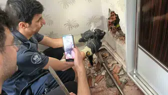 Elazığ’da apartman boşluğuna düşen minik cana itfaiye eli