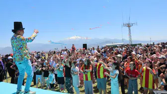 Kayseri'de binlerce çocuk gökyüzünü uçurtmalarla donattı