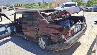 Kiraz'da su tankeri otomobile çarptı Genç anne ağır yaralı