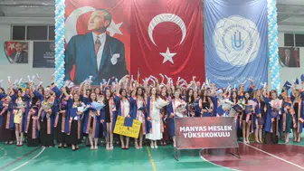 Manyas Meslek Yüksekokulu öğrencileri diplomalarını aldı