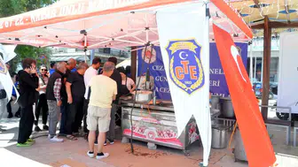 Muğla Valisi ve Başsavcıdan vatandaşlara lokma ikramı
